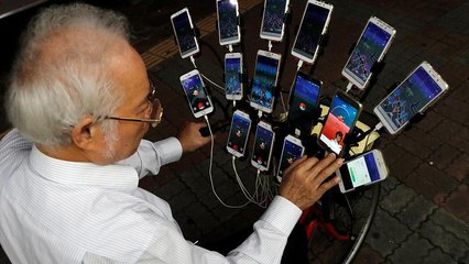 Taiwan: uomo di 70 anni gioca a Pokémon Go con 15 telefoni