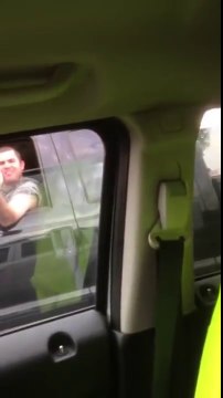 Ce conducteur menaçant finit par se planter sur un poteau ! KARMA