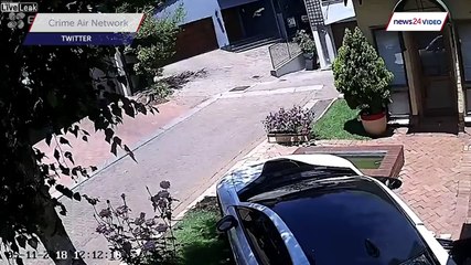 Marche arrière ratée, elle enfonce sa voiture sur un jardin ! BMW