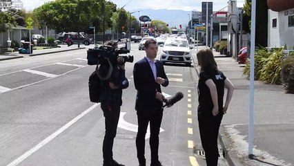 Ce journaliste fait une interview au milieu de la route contre l'avis de la police !