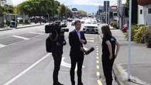 Ce journaliste fait une interview au milieu de la route contre l'avis de la police !