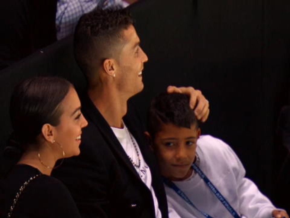 لقطة: تنس: رونالدو حارس مرمى؟ النجم البرتغالي يفشل في التقاط كرة تنس