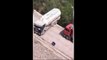 Un chauffeur de camion tente un Demi-tour risqué dans le vide le long de la route !