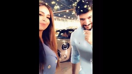 ريم النجم تكوي بنطلون عيسى المرزوق بمكوى الشعر السيراميك ورائها في تعدد الزوجات