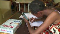 الهاتف الذكي أداة أساسية لمساعدة تلميذة كينية في دراستها