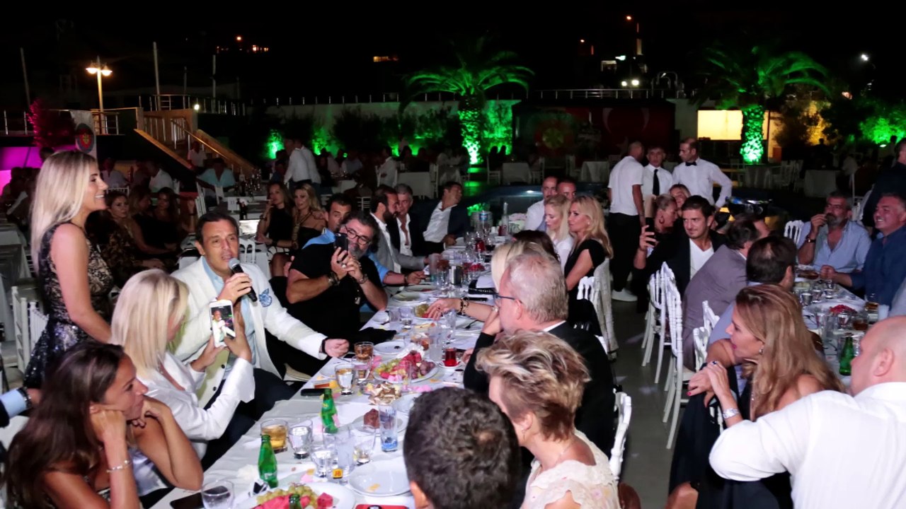 Ayla Çelik... DERİN DEKOLTEYLE YAZA VEDA!