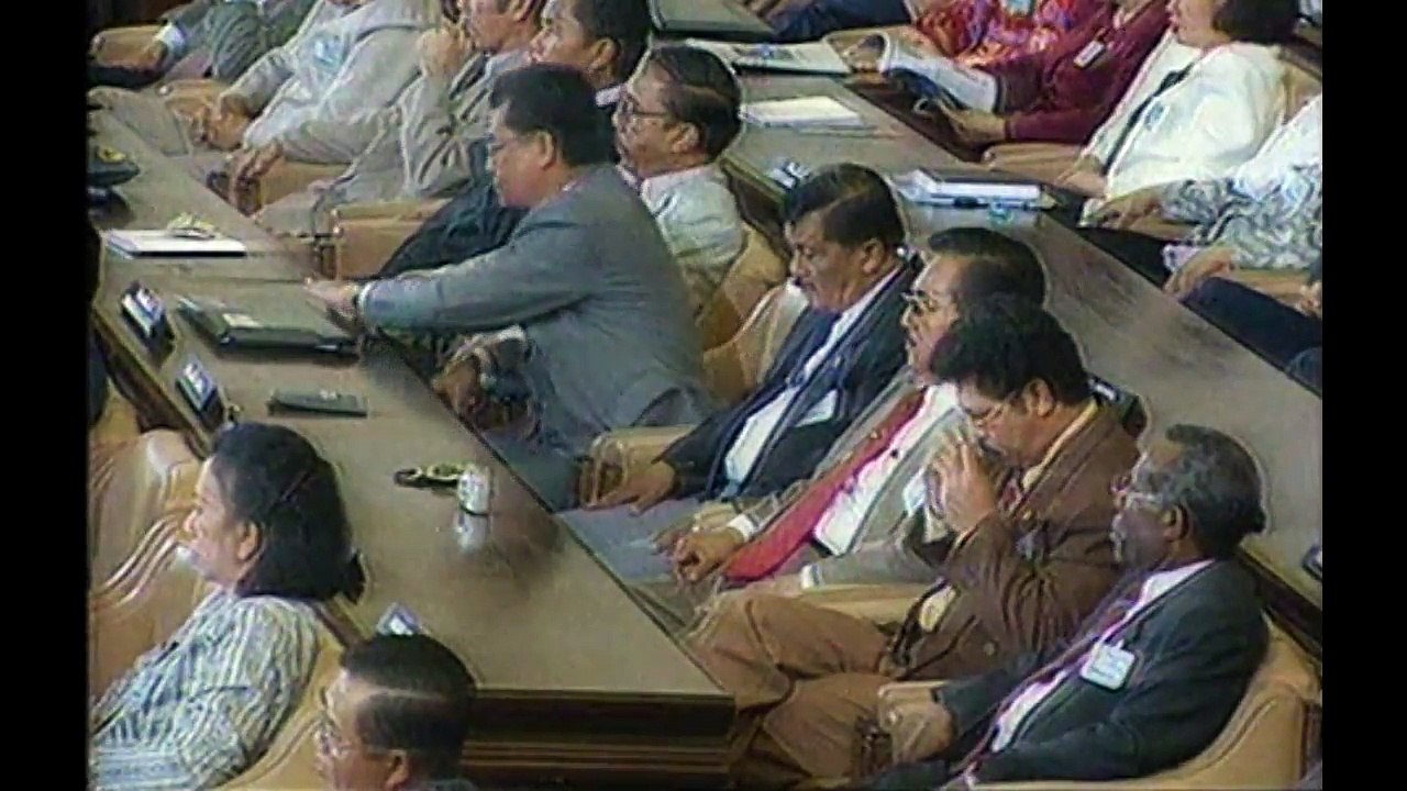 Ratna Sarumpaet & Para aktivis Protes penunjukan Kembali Soeharto Presiden Ke 7 10 Maret 1998