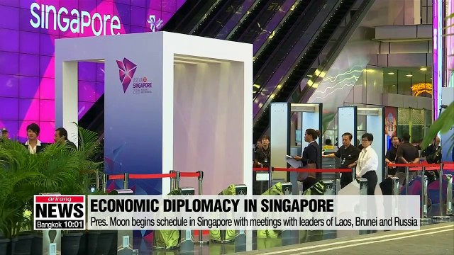 Pres. Moon begins his official schedule in Singapore with summit meetings