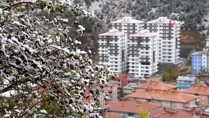 Gümüşhane kent merkezine mevsimin ilk karı yağdı