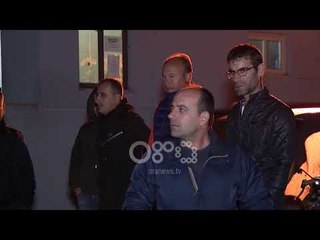 Ora News - Shoqërohen në polici protestuesit, dogjën goma dhe flamurin e Rilindjes