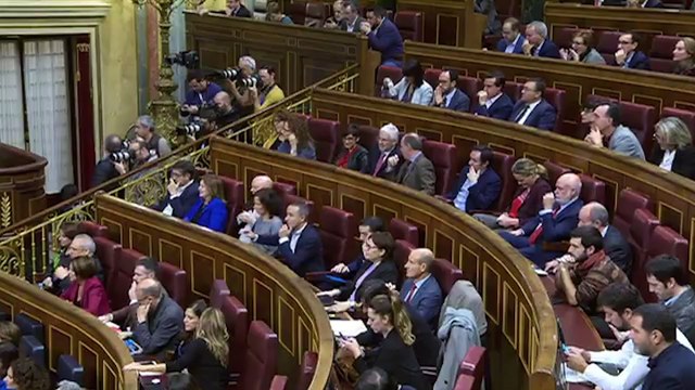 El líder del @PPopular, @pablocasado_, pregunta al presidente del Gobierno, @sanchezcastejon, si está de acuerdo afirmando que, si no se aprueban los Presupuestos, o se anticipan elecciones o hay que someterse a una cuestión de confianza