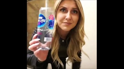 Un sèche-cheveux et une bouteille en plastique pour un résultat de coiffeur professionnel