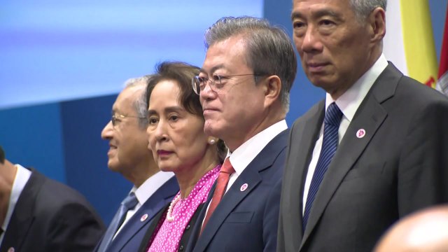 내년 말 한·아세안 특별정상회의 한국 개최...문 대통령 김정은 초청도 검토 / YTN