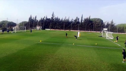El Cádiz hace ejercicios con balón durante el entrenamiento