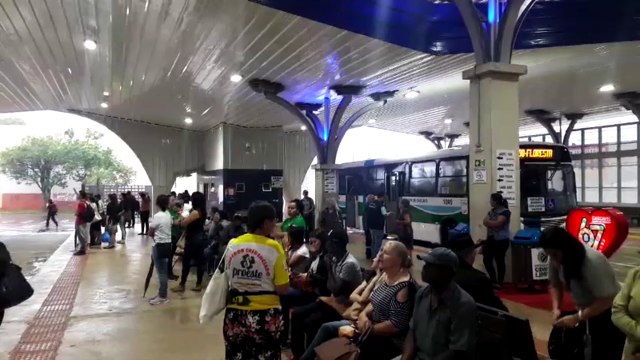 Com 'feriado', trabalhadores reclamam de quantidade de ônibus