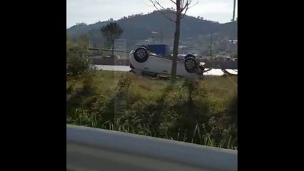 Pa Koment - Aksident në autostradë, përmbyset makina