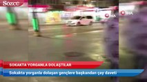 Sokakta yorganla dolaşan gençlere başkandan çay daveti