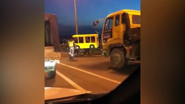 'Yayalar giremez' yasağını otobüs kılığına girerek deldiler