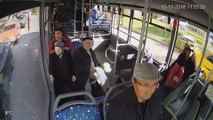Halk otobüsü şoförü, rahatsızlanan yolcuyu hastaneye kadar götürdü... O anlar kamerada
