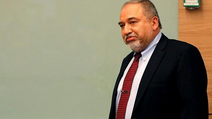 El ministro de Defensa israelí Avigdor Lieberman anuncia su dimisión