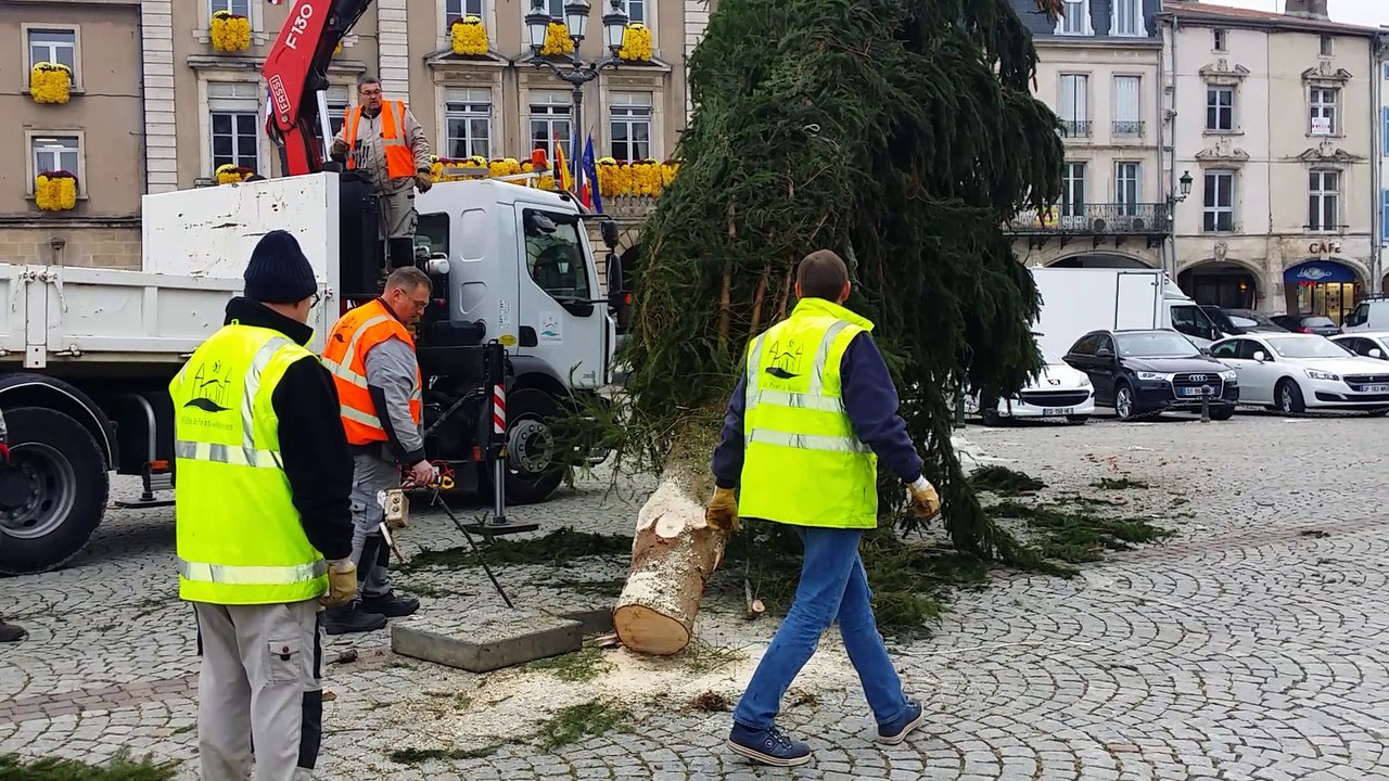 Pont-à-Mousson : le sapin de Noël installé place Duroc