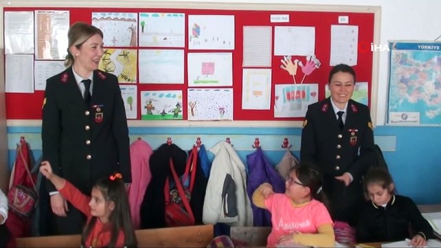 Jandarma’dan örnek davranış...Önce kitap hediye ettiler, sonra çocuklarla kitap okudular