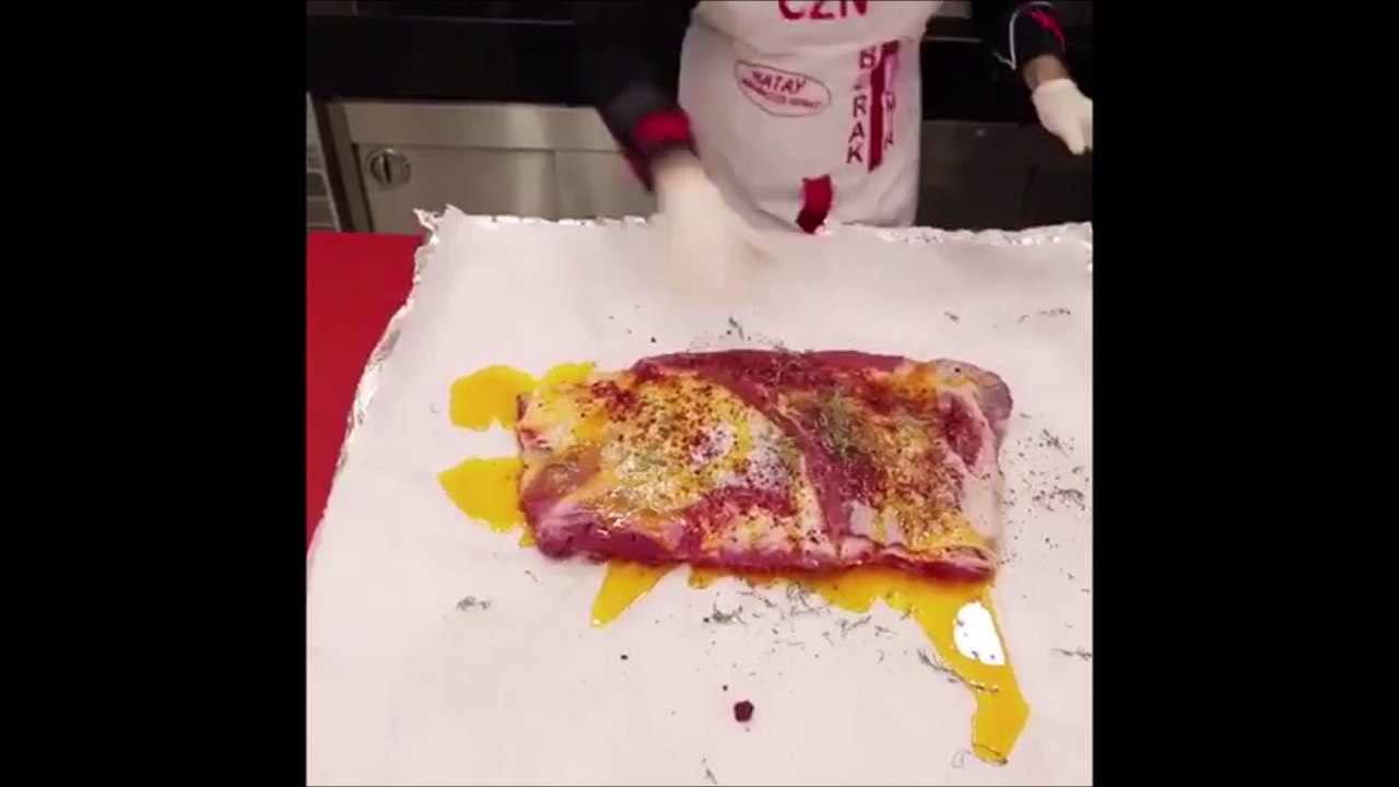 La cuisson de cette énorme pièce de viande risque de faire tourner de l'oeil les végétariens
