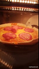 Une tranche de salami vivante sur une pizza
