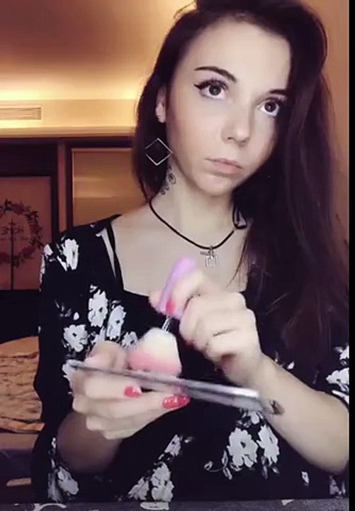 Quand ta copine a mis trop de maquillage