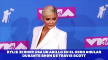 Kylie Jenner usa un anillo en el dedo anular durante show de Travis Scott