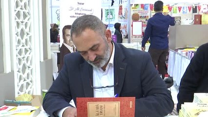 Yazarlar Tüyap'ta Kitaplarını İmzaladı - İstanbul