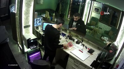 İstanbul’da ABD’li turisti otel odasında gasp ettiler