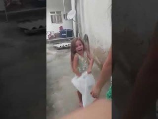 Torcedora mirim do Fluminense fica extasiada com presente especial