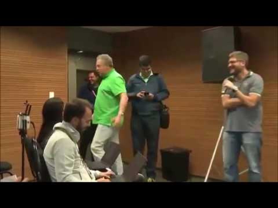 Após coletiva, Abel brinca e volta a repetir que o "Flu é f..."