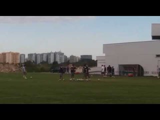 Abel volta ao trabalho e reúne grupo para conversa em treino