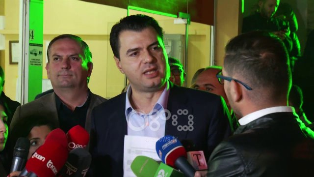 Ora News - Banorët e Astirit sërish protesta, djegin goma dhe bllokojnë rrugën