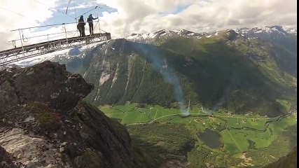 Ils se jettent d'une montagne avec des ailes et un moteur sur le dos !