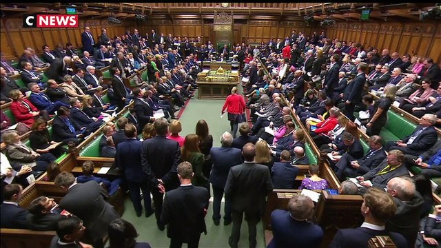 Theresa May défend le Brexit devant son gouvernement