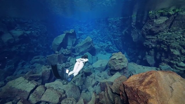 Elle nage dans les eaux les plus limpides au monde... Plongée en apnée merveilleuse