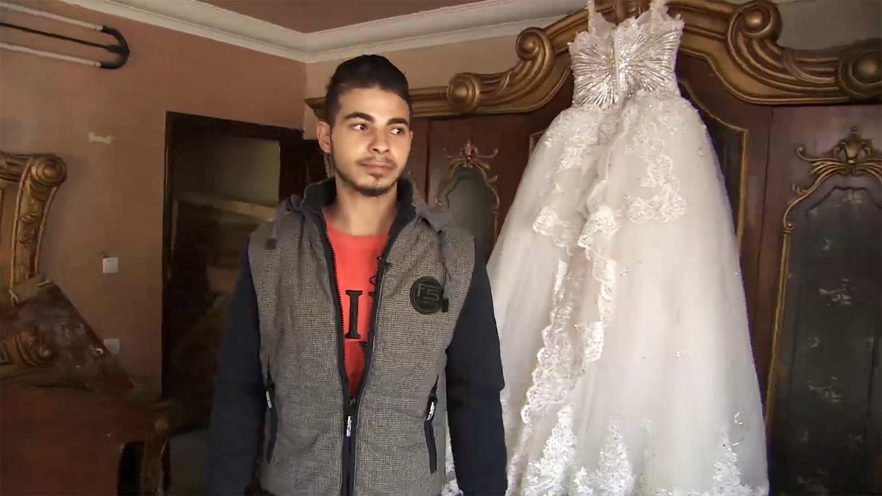 سكان غزة يتفقدون منازلهم المتضررة بالقصف الإسرائيلي
