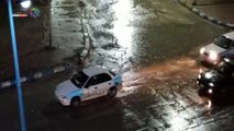 فرق الطوارئ تزيل مياه الأمطار من شوارع محافظة مطروح