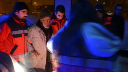 Kars'ta tipide mahsur kalan çoban kurtarıldı