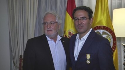 Vásquez y Abad Faciolince reciben las condecoraciones de Isabel la Católica