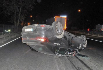 Kaza Yapan Sürücü Otomobilini Terk Etti