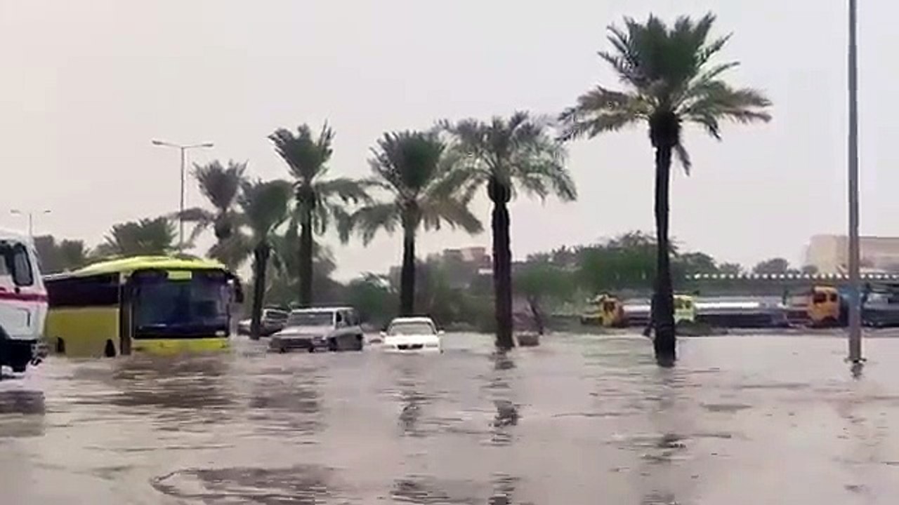 حافلة مدرسية تتحرك بصعوبة في شوارع القصيم