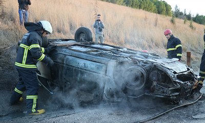 Baba oğul yanan araçtan son anda kurtarıldı