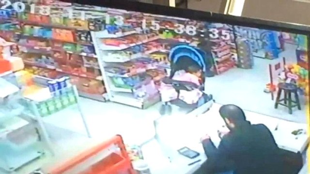 Kahraman Marketçi, Kafa Üstü Düşmek Üzere Olan Bebeğini Havada Yakaladı