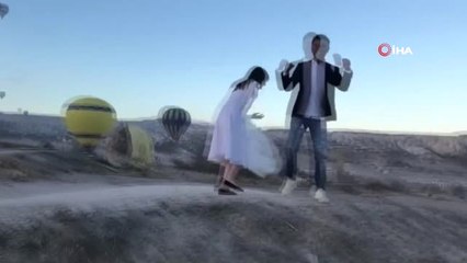 Kapadokya'da Fotoğraf Çekiminde Üşüyen Turistler "Erik Dalı" Oynayarak Isındı