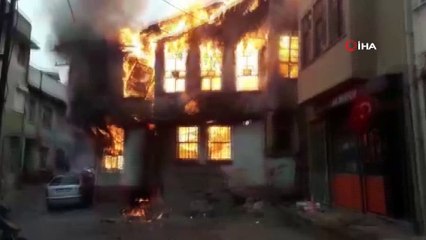Bursa'da ahşap ev alevlere teslim oldu