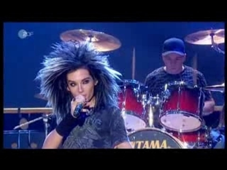 Bill Kaulitz singing 'Snow is Falling...'
